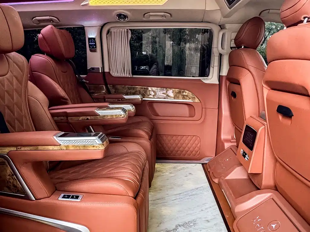 Mercedes-Benz V-Class 2023 — фото 17