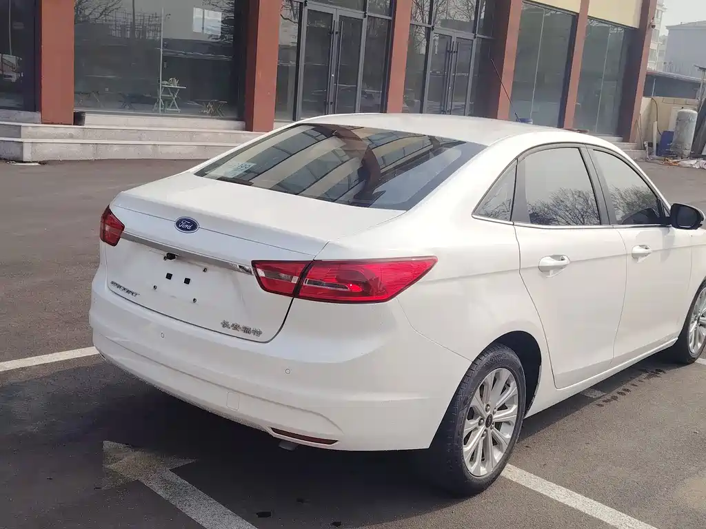 Ford Escort 2015 — фото 12