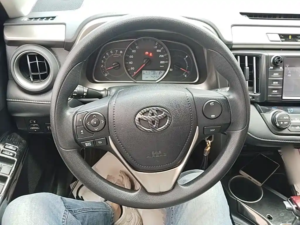 Toyota RAV4 2016 — фото 11