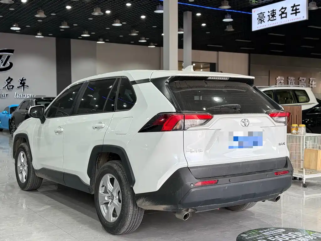 Toyota RAV4 2024 — фото 11