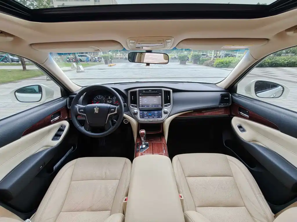 Toyota Crown 2016 — фото 11