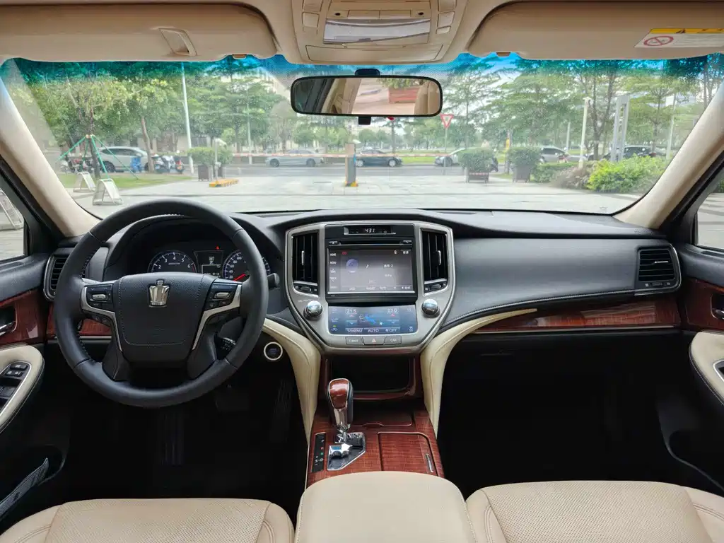Toyota Crown 2016 — фото 12