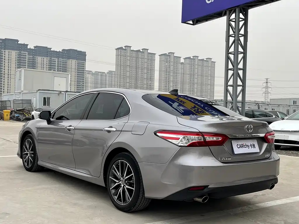 Toyota Camry 2023 — фото 4