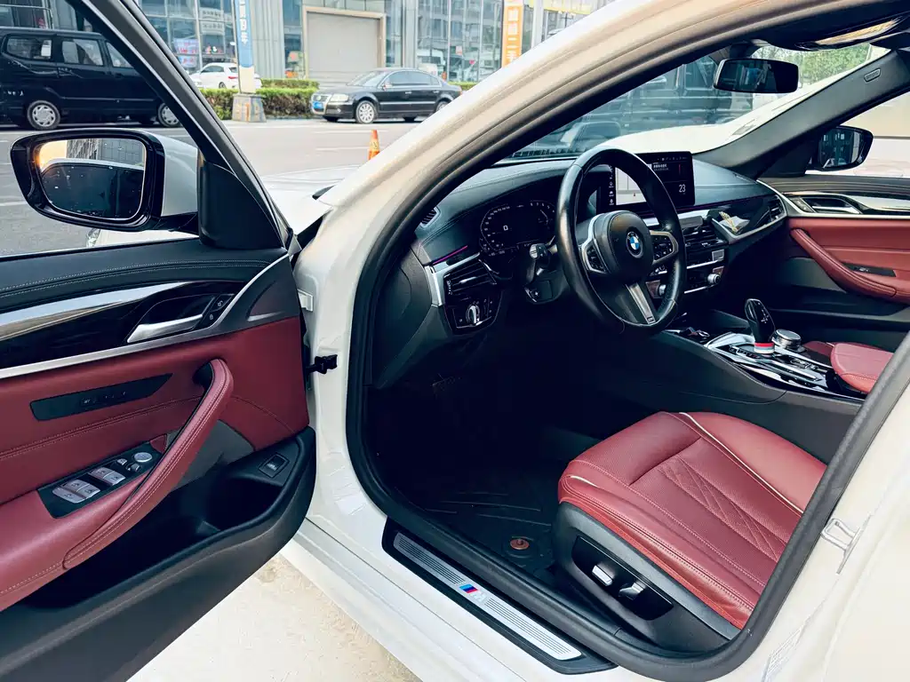 BMW 5 Series 2022 — фото 16