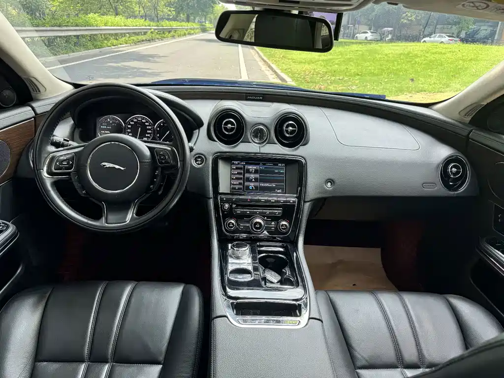 Jaguar XJ 2014 — фото 25