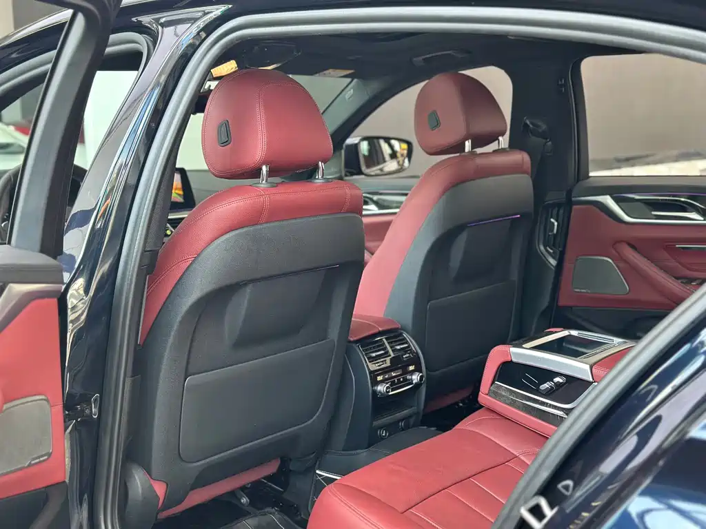 BMW 5 Series 2018 — фото 10