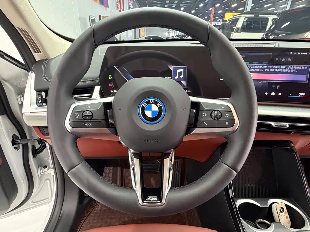 BMW iX1 2025 — фото 15