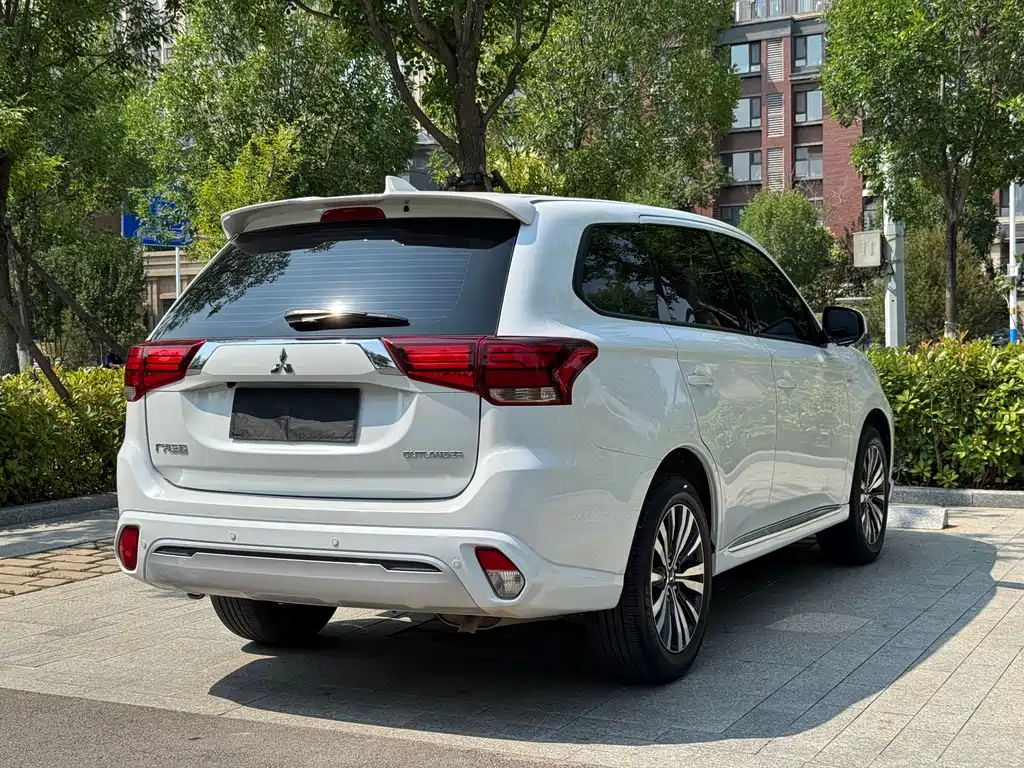 Mitsubishi Outlander 2022 — фото 9