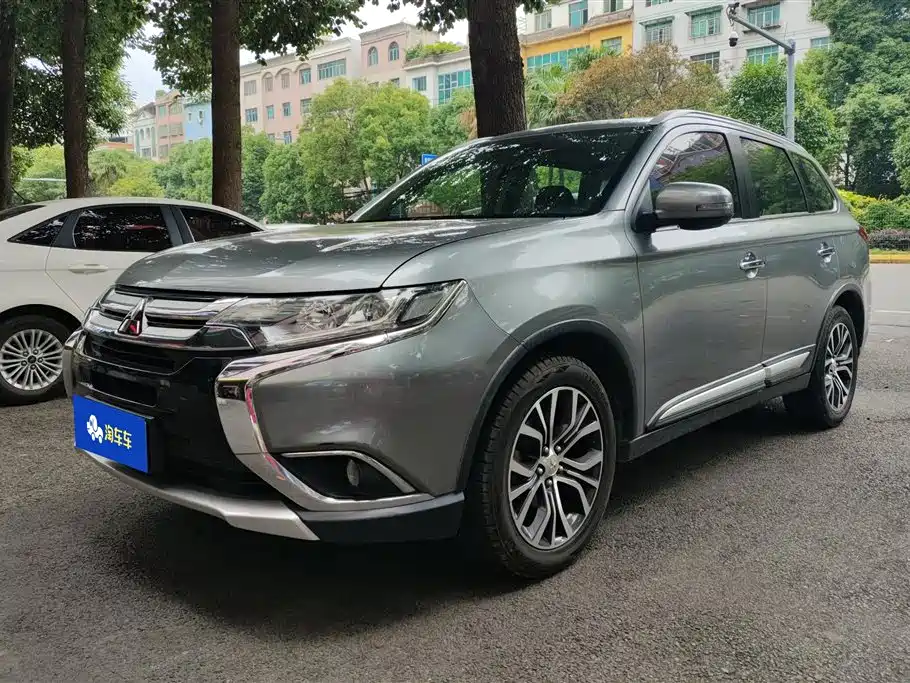 Mitsubishi Outlander 2018 — фото 1