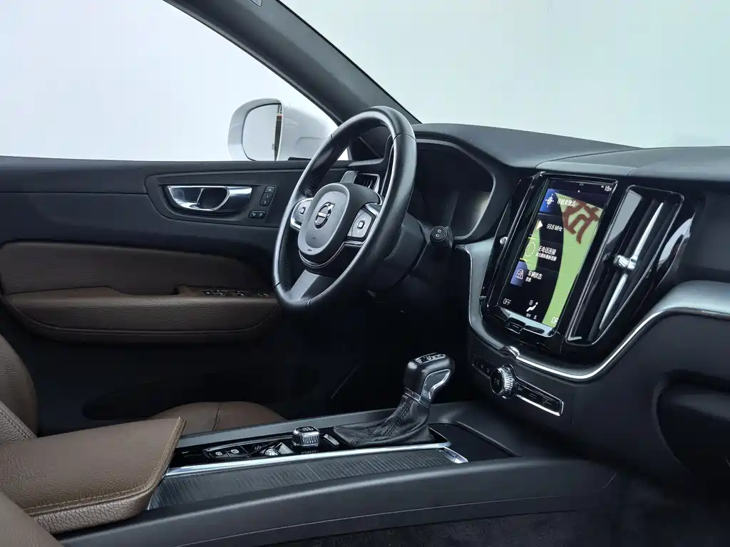 Volvo XC60 2021 — фото 6