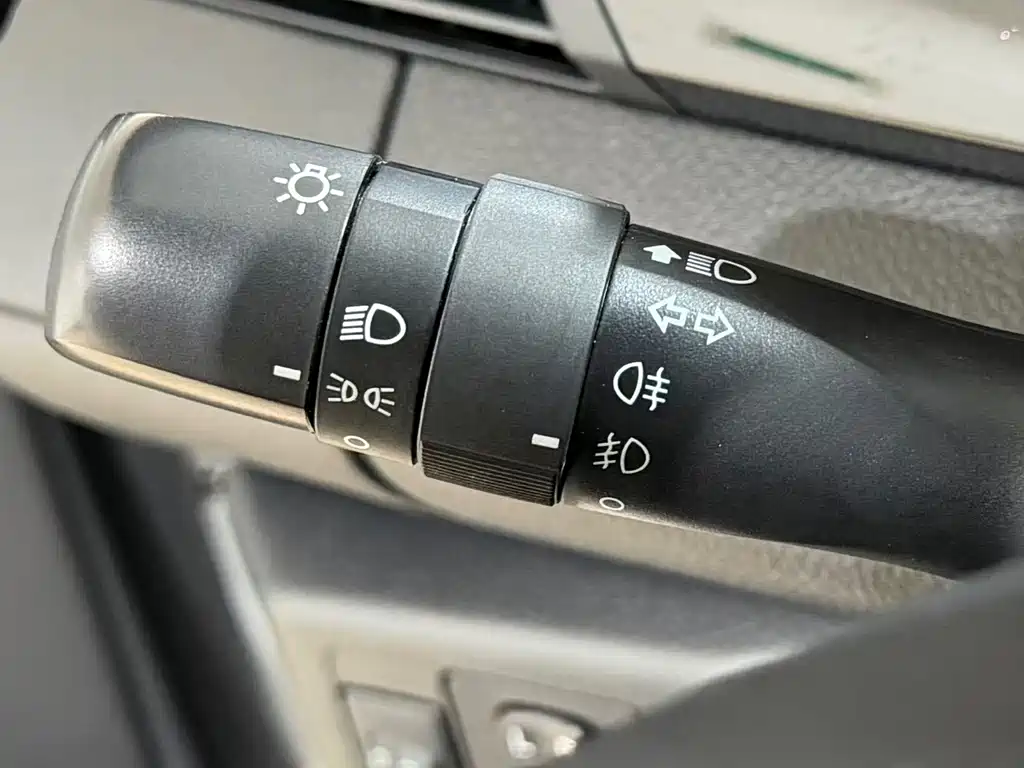Toyota Yaris L 2023 — фото 18