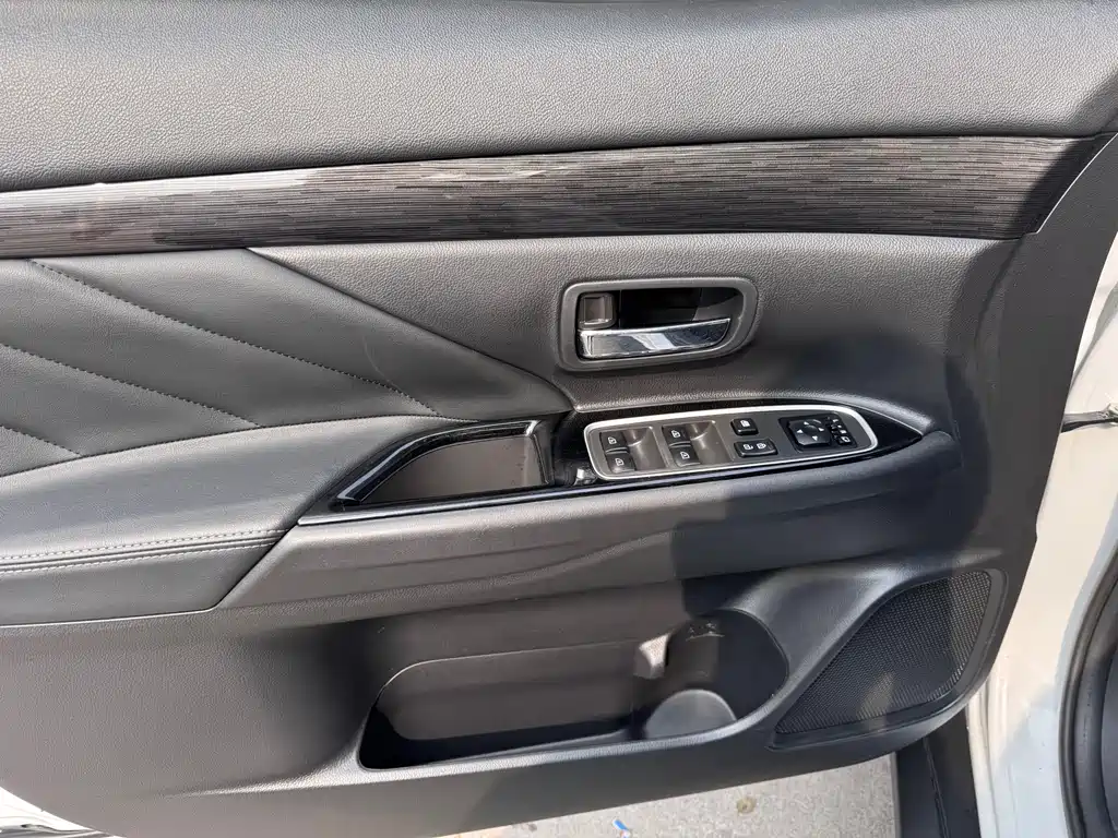 Mitsubishi Outlander 2020 — фото 20