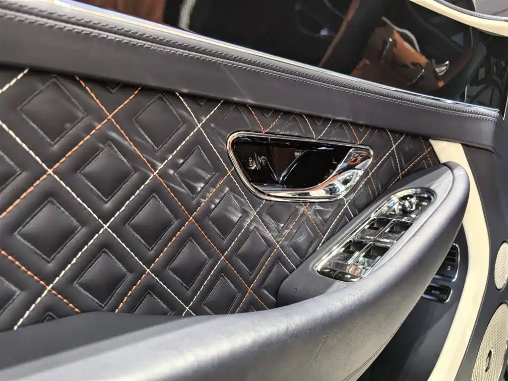 Bentley Continental 2022 — фото 17
