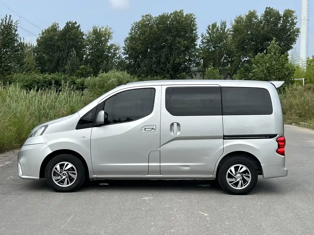 Nissan NV200 2018 — фото 8