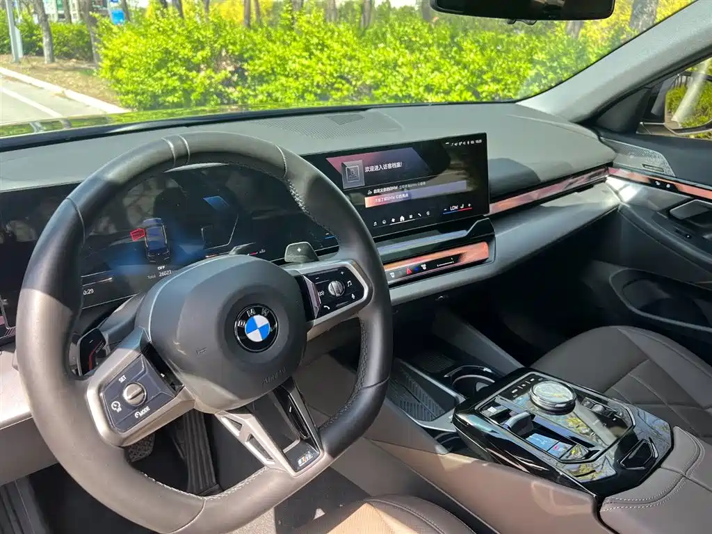 BMW 5 Series 2024 — фото 16