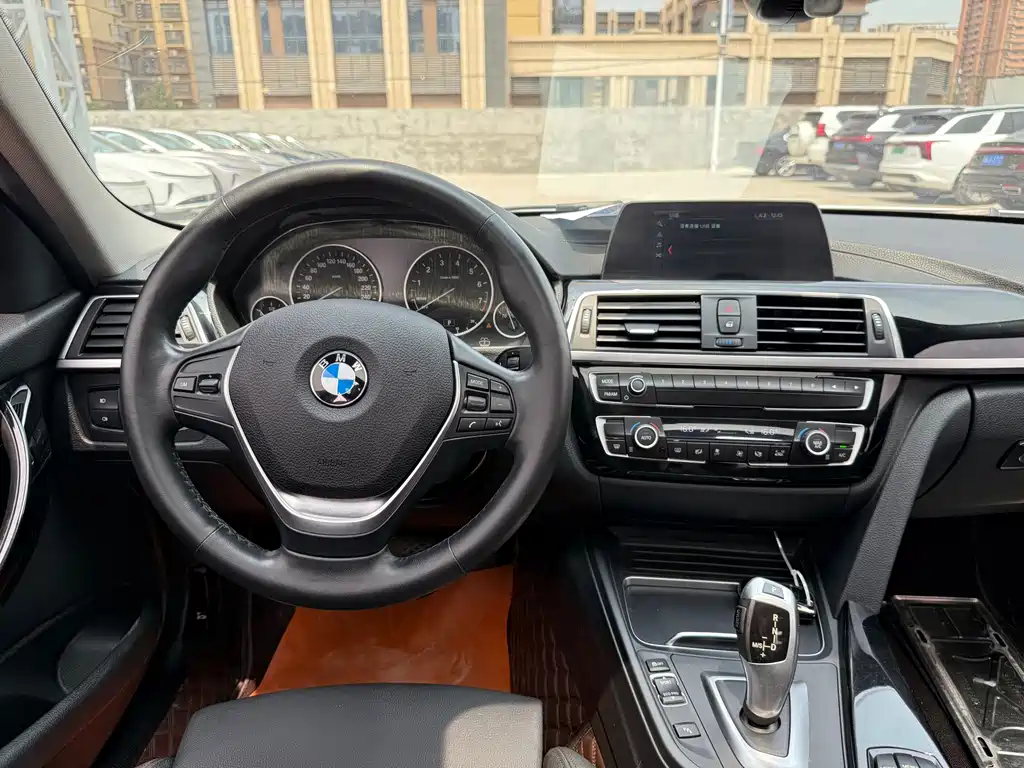 BMW 3 Series 2018 — фото 10