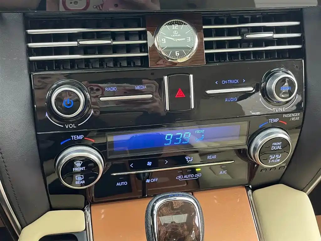 Toyota Alphard 2020 — фото 26