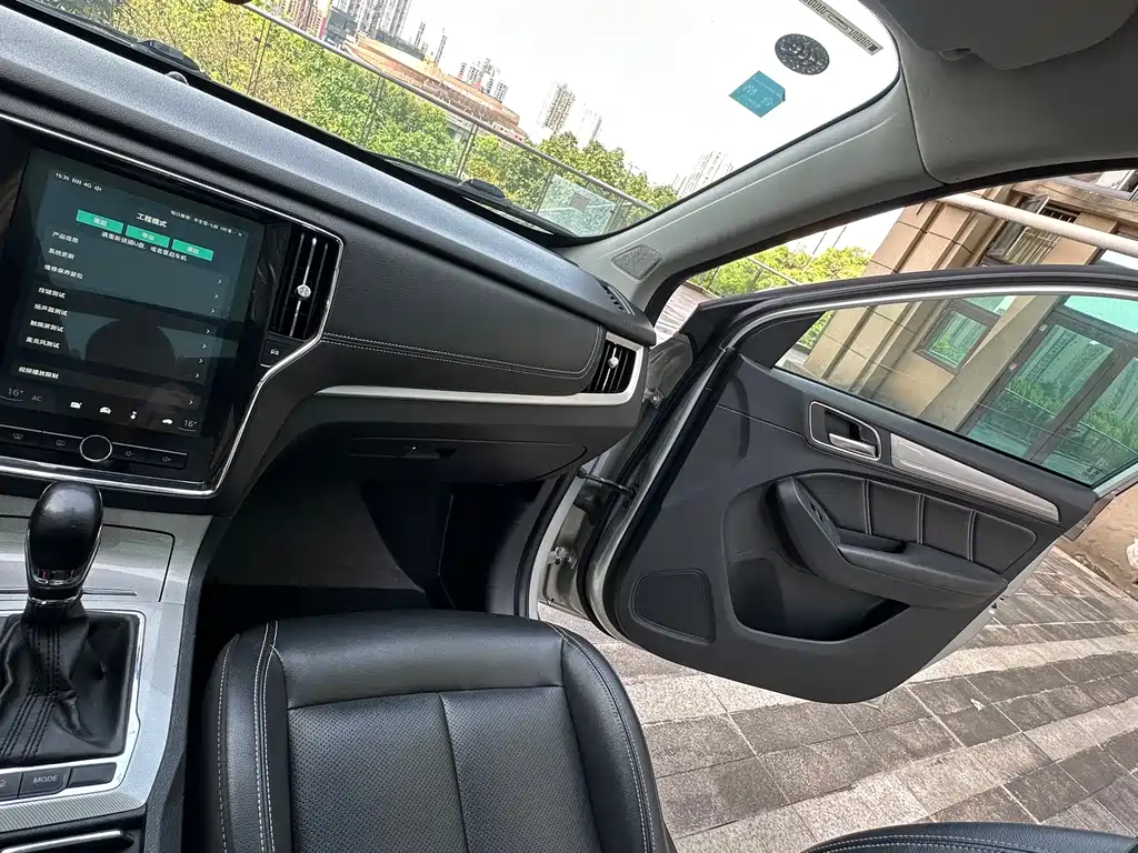 Roewe RX5 New Energy 2019 — фото 17