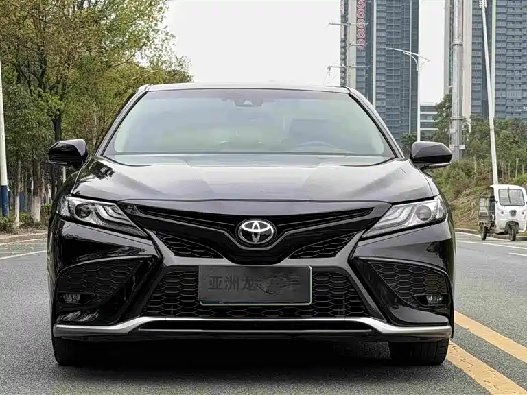Toyota Camry 2023 — фото 2