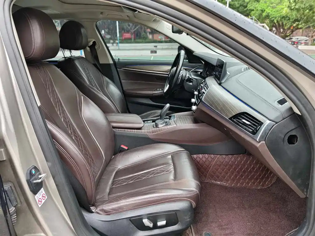 BMW 5 Series 2018 — фото 12