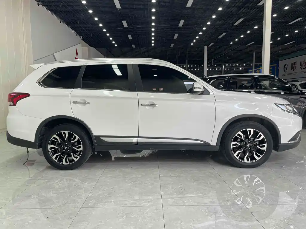 Mitsubishi Outlander 2021 — фото 9