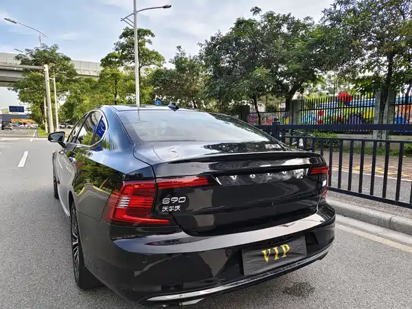 Volvo S90 Plug-In Hybrid 2023