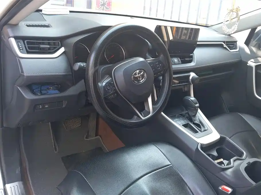 Toyota RAV4 2023 — фото 12