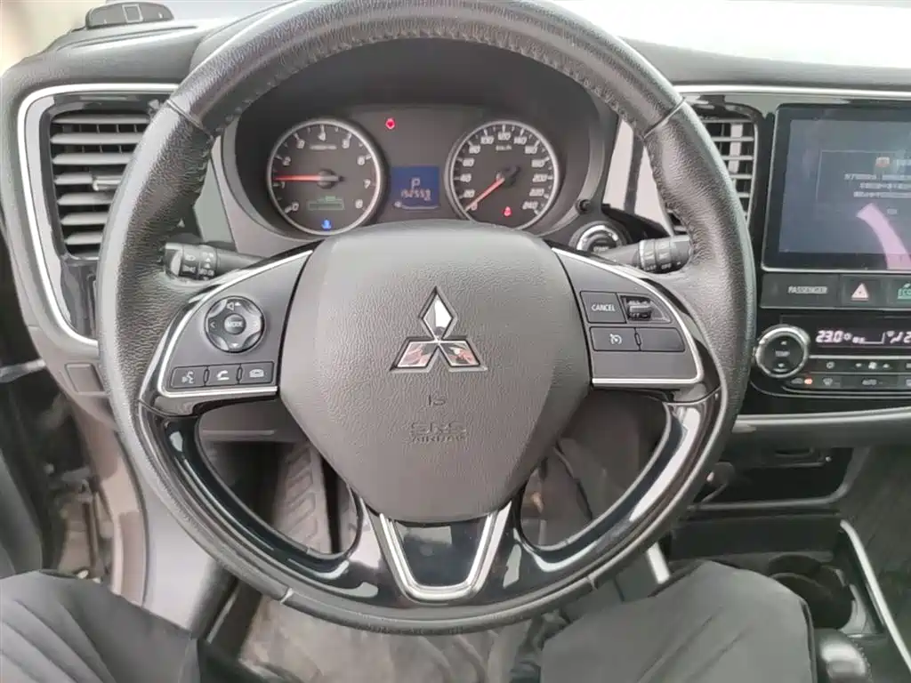 Mitsubishi Outlander 2018 — фото 11