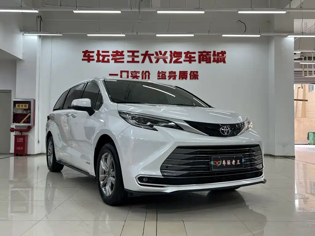 Toyota Sienna 2023 — фото 3