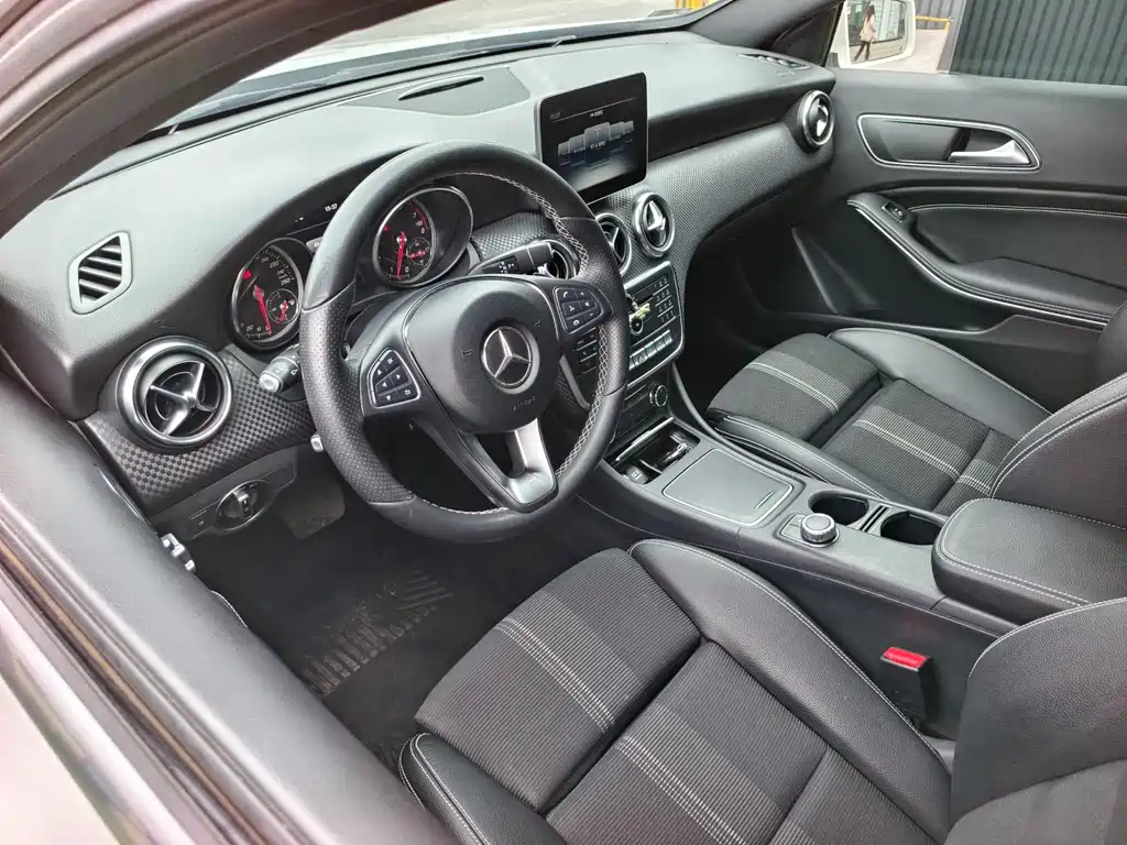 Mercedes-Benz A-Class 2018 — фото 10