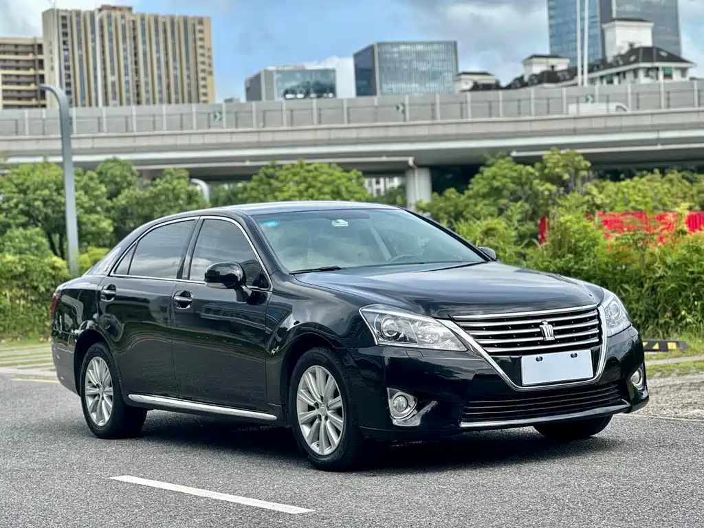Toyota Crown 2015 — фото 2