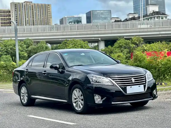 Toyota Crown 2015