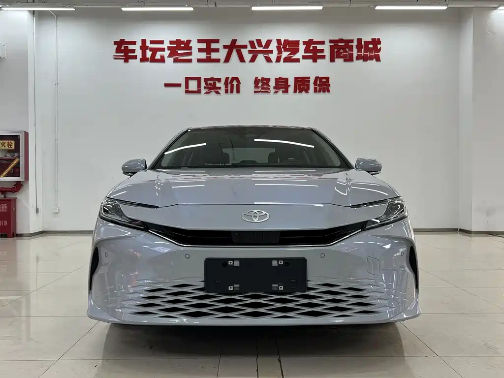 Toyota Camry 2024 — фото 2