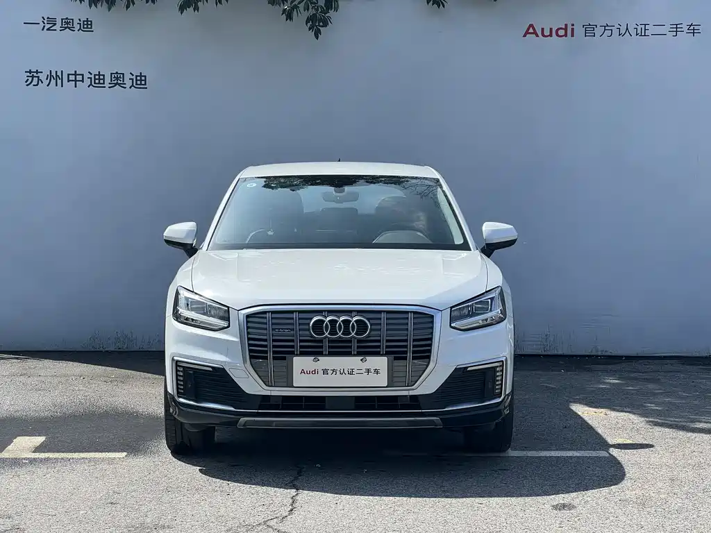 Audi Q2L e-tron 2020 — фото 2