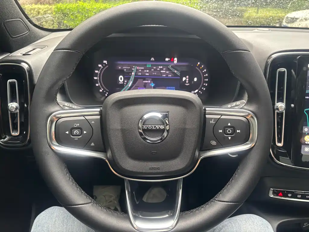 Volvo XC40 2022 — фото 11