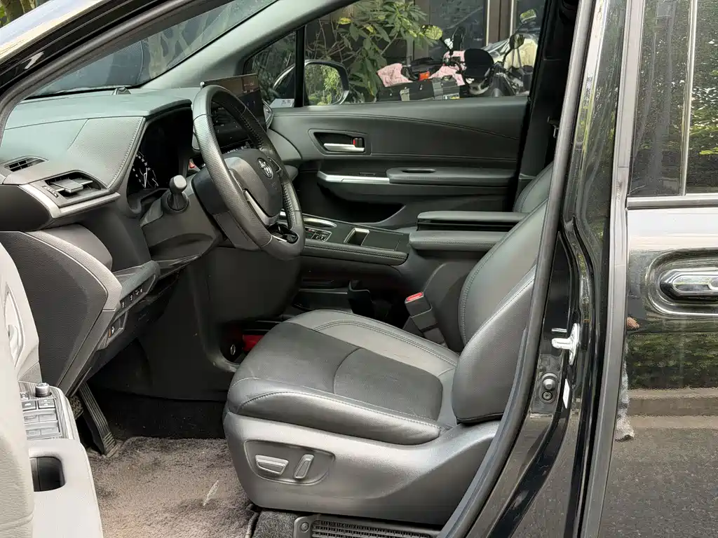Toyota Sienna 2023 — фото 10