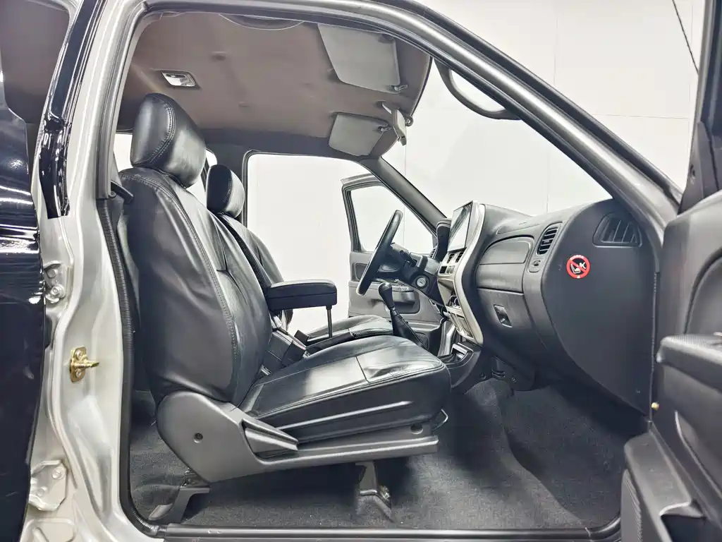 Nissan Paladin 2012 — фото 13
