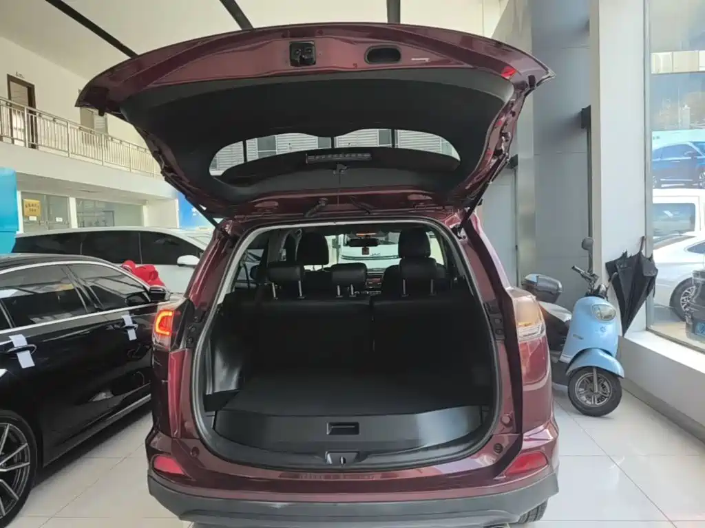 Toyota RAV4 2019 — фото 19