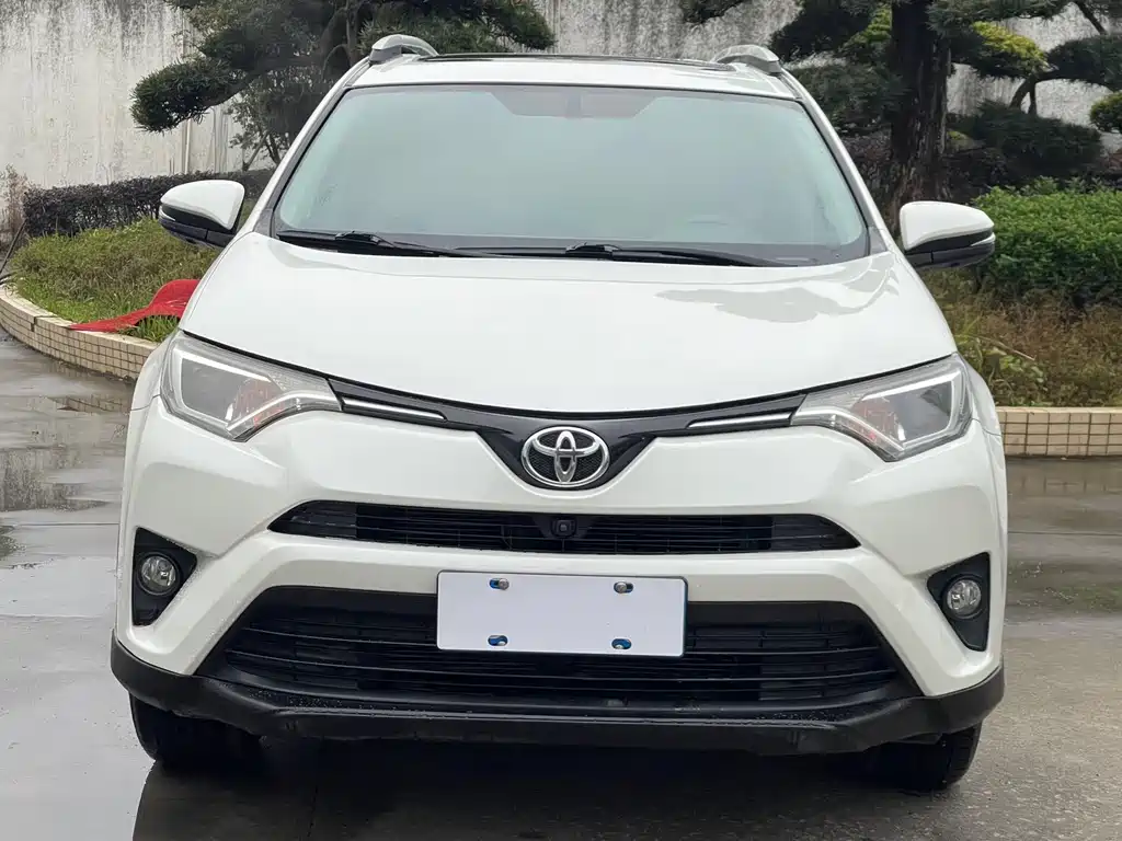 Toyota RAV4 2017 — фото 12