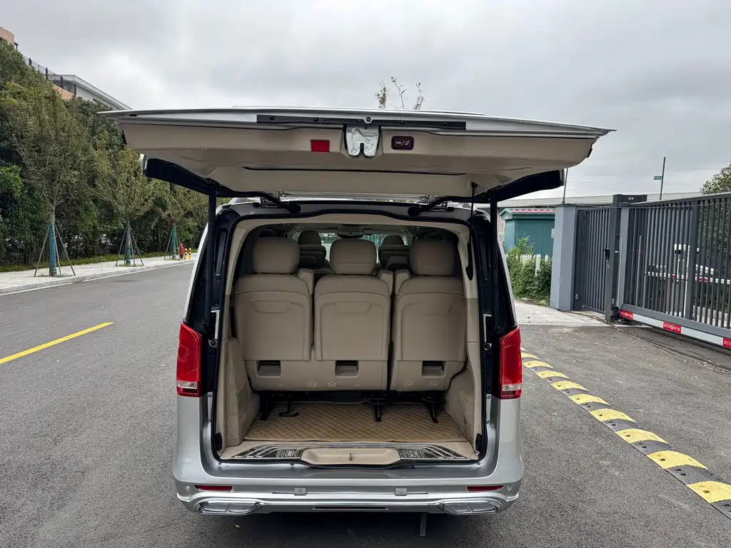 Mercedes-Benz V-Class 2017 — фото 17