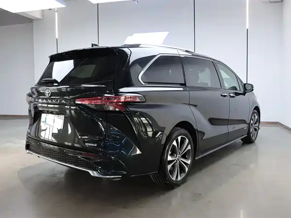 Toyota Granvia 2023