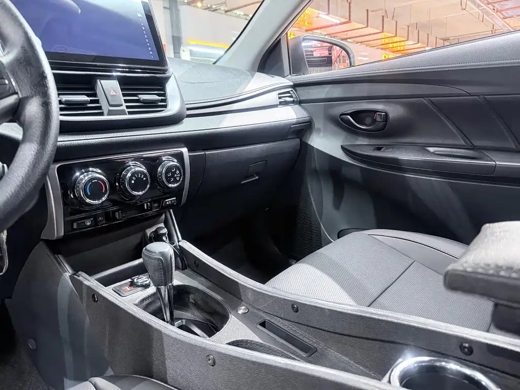 Toyota Yaris L 2022 — фото 16