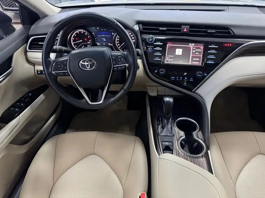Toyota Camry 2018 — фото 12
