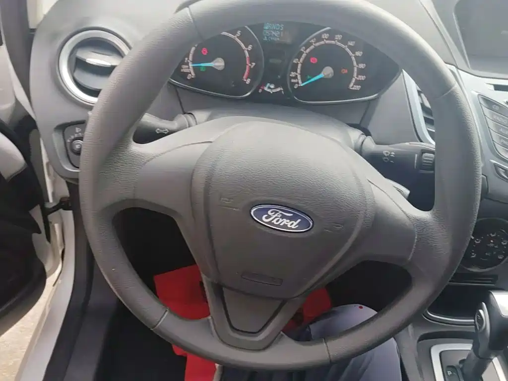 Ford Fiesta 2015 — фото 11