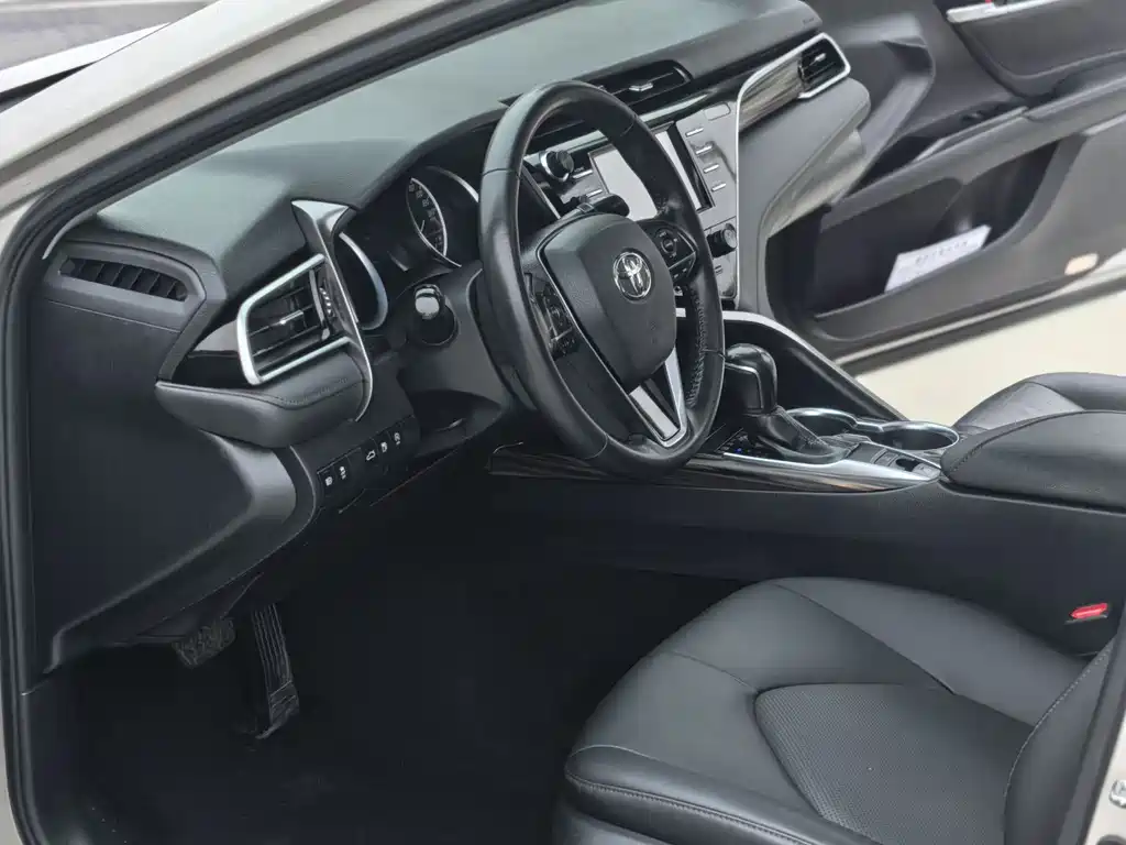 Toyota Camry 2018 — фото 11