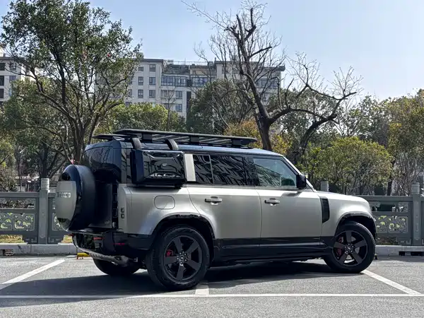 Land Rover Defender 2025
