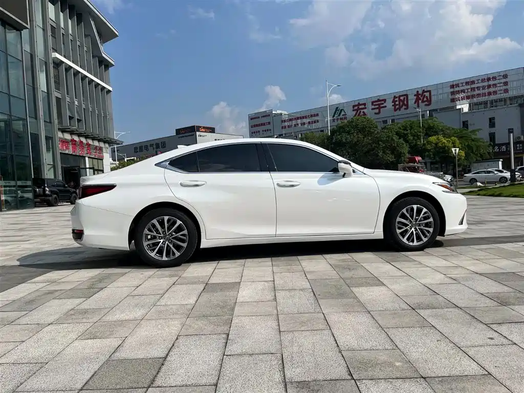 Lexus ES 2022 — фото 7