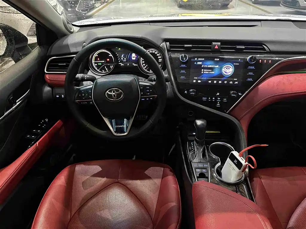 Toyota Camry 2019 — фото 10