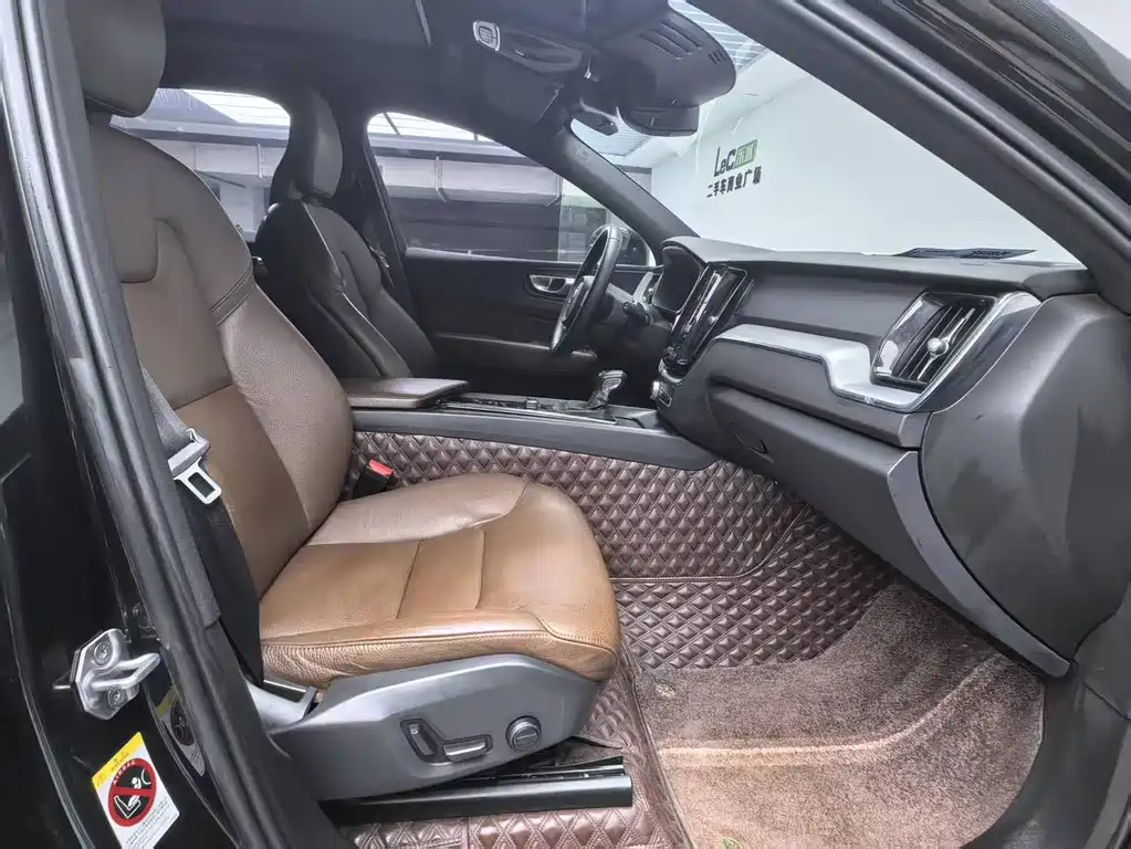 Volvo XC60 2020 — фото 18