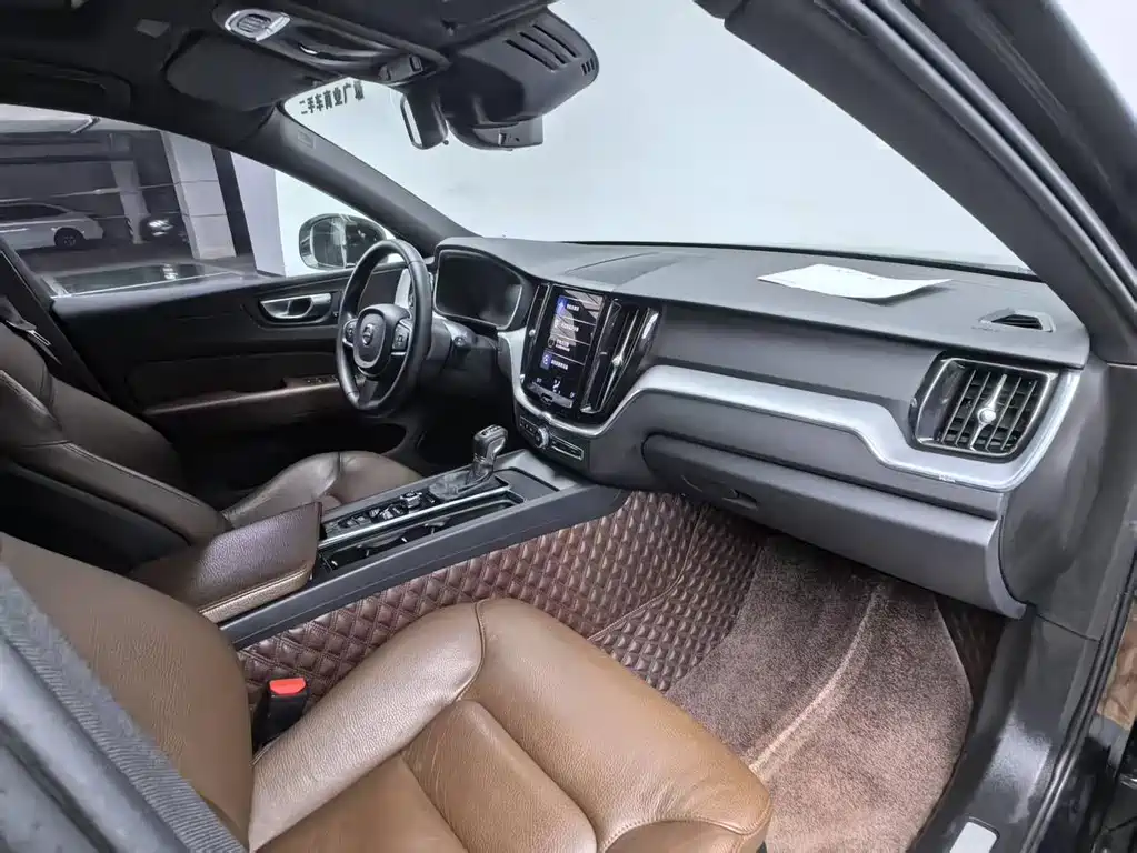 Volvo XC60 2020 — фото 20